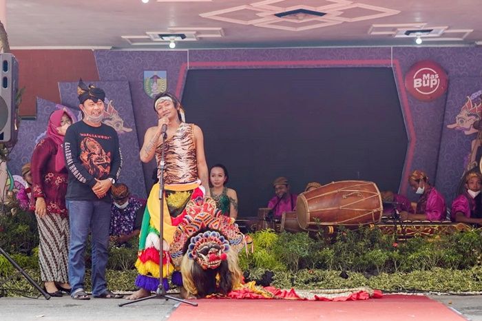 Bintang TikTok Menjeng Kimhoa Ramaikan Pagelaran Seni Budaya Perayaan Hari Jadi Kediri