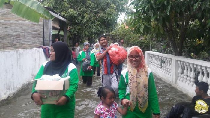 PAC Fatayat Bungah Berbagi Bantuan kepada Korban Banjir