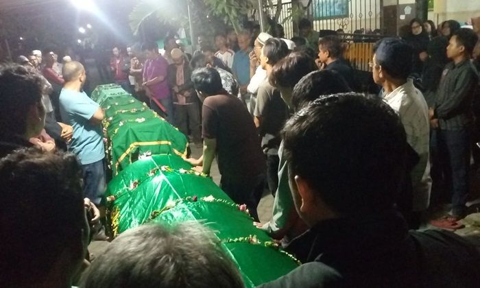 ​Tiga Korban Laka KA Sri Tanjung di Pagesangan Dimakamkan di TPU Trosobo