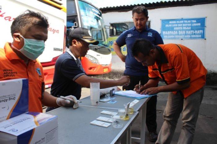 BNN Mendadak Datangi Garasi Bus di Tulungagung, Tes Urine Para Sopir 