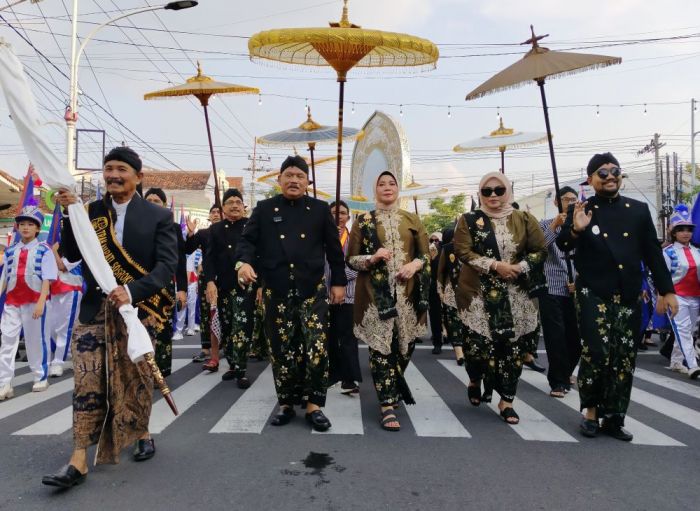 Ikuti Tradisi Boyong Notoprojo, Bupati Nganjuk: Pemerintah Harus Hadir di Tengah Masyarakat Ikuti Tradisi Boyong Notoprojo, Bupati Nganjuk: Pemerintah Harus Hadir di Tengah Masyarakat