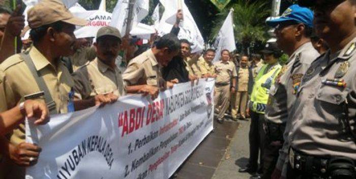 Gaji Telat, Ratusan Kades Sidoarjo Luruk Pendopo, Ancam Boikot Penarikan PBB
