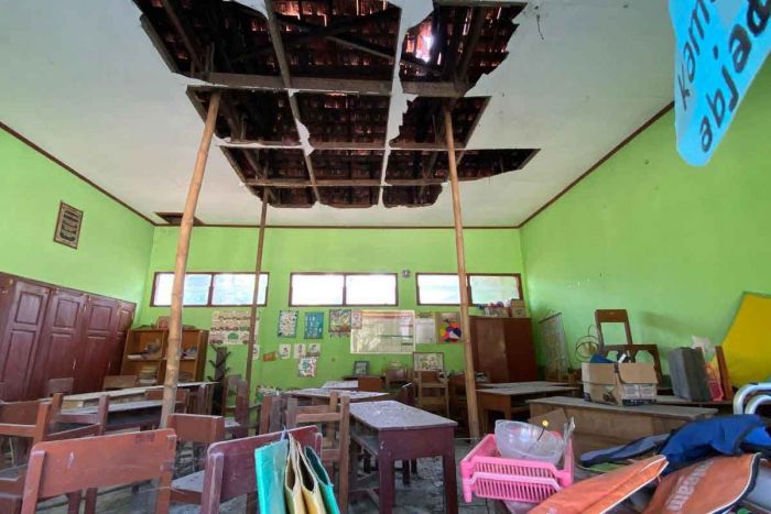 Atap Ambrol, Siswa SDN Glonggong 1 Madiun Terpaksa Belajar di Bekas Rumah Penjaga Sekolah Atap Ambrol, Siswa SDN Glonggong 1 Madiun Terpaksa Belajar di Bekas Rumah Penjaga Sekolah