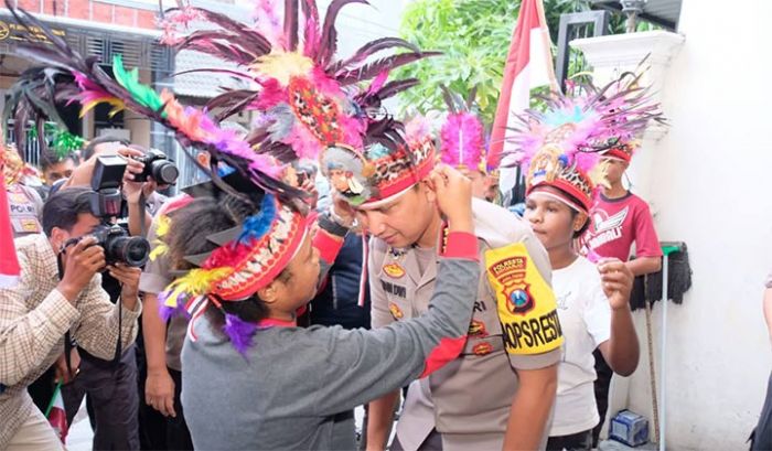 Ikut Menari Sajojo, Kapolresta Sidoarjo Jamin Keamanan Warga Papua