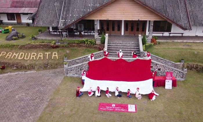 Bendera Rajut Terbesar Pertama di Indonesia, Dibuat Ratusan Perajut Nusantara, Tercatat Rekor MURI