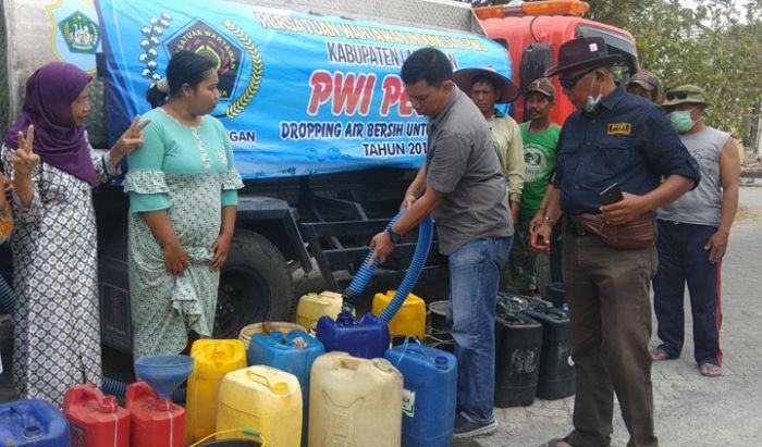 PWI Lamongan Peduli, Dropping Air Bersih ke Masjid dan Musholla untuk Berwudlu