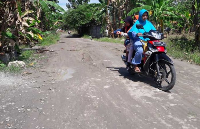 Jalan Penghubung Desa Kembangan - Desa Kedanyang Rusak Parah, Warga Minta Ada Perbaikan