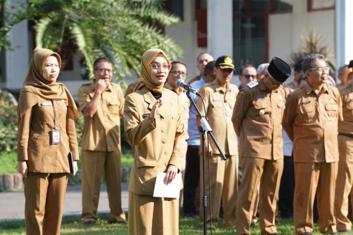Pimpin Apel Pagi, Wali Kota Kediri Tekankan Kedisiplinan ASN Menyangkut Hal ini Pimpin Apel Pagi, Wali Kota Kediri Tekankan Kedisiplinan ASN Menyangkut Hal ini