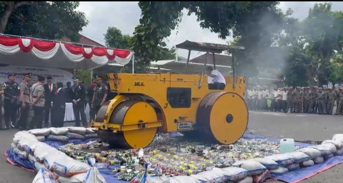 Pemkab Kediri Musnahkan Ribuan Rokok Ilegal dan Miras