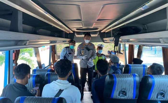 Cegah Penularan, Satlantas Polres Bangkalan Razia Surat Bebas Covid-19 Terhadap Penumpang Bus