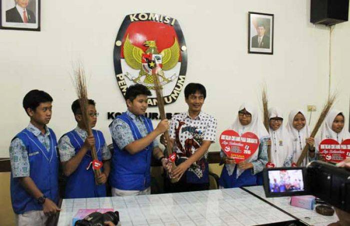 Datangi KPU, Pelajar SMP Muhammadiyah Pucang Hadiahi Sapu Lidi