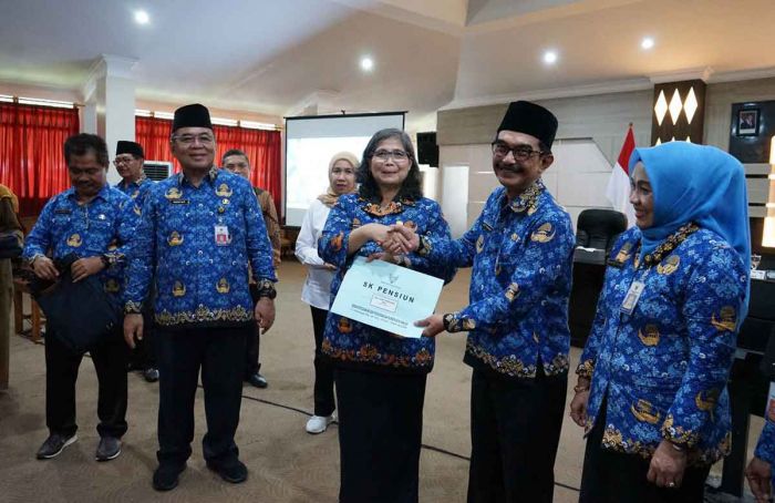 Pj Wali Kota Kediri Serahkan SK Pensiun PNS TMT Februari-Mei 2025