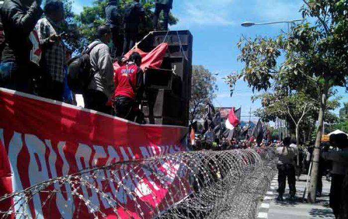 Ribuan Warga Kepung KPU Surabaya, Tuding Ada Orang Kuat di Belakang KPU