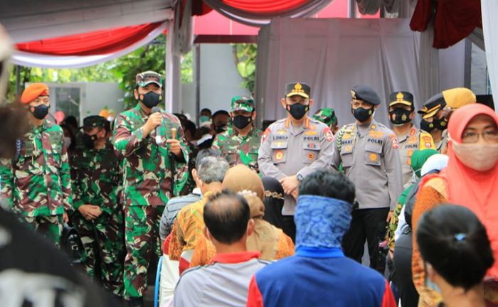 Jadi Penyemangat Baru, Panglima TNI dan Kapolri Tinjau Vaksinasi Massal di Puskesmas Surabaya