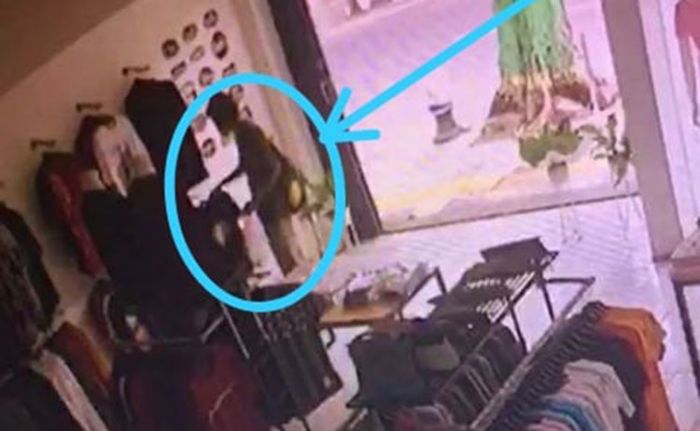 Seorang Pria di Tuban Terekam CCTV Mencuri Baju, Diduga ODGJ