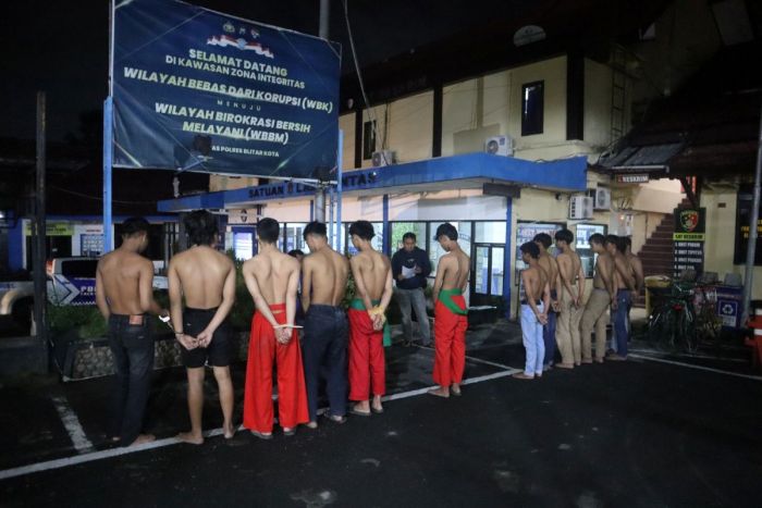 Konvoi Oknum Pesilat di Blitar Rusak Rumah dan Keroyok Pemotor Lain hingga Luka Parah Konvoi Oknum Pesilat di Blitar Rusak Rumah dan Keroyok Pemotor Lain hingga Luka Parah