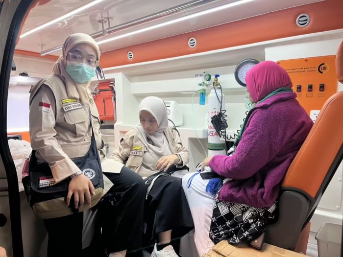 Gercep, Tim Dokter PPIH Temukan Jemaah Sesak Nafas Saat Sambut Kedatangan Kloter 5 Jakarta