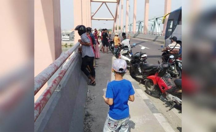 Diduga Bunuh Diri, Seorang Warga Lompat dari atas Jembatan Sembayat Manyar