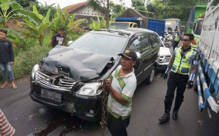 Tabrakan Beruntun Enam Kendaraan di Jalan Basuki Rahmat Jombang