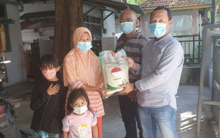 Gandeng Bupati Gus Yani dan Wabup Bu Min, KWG Salurkan Bantuan Beras untuk Warga Terdampak Covid-19