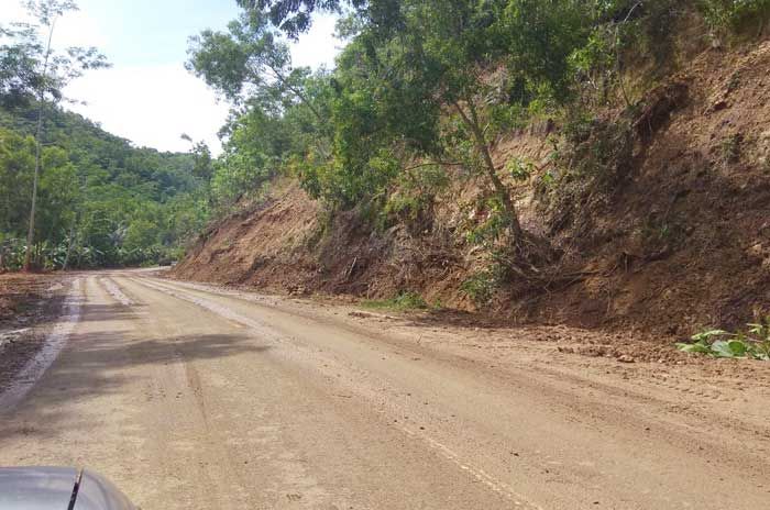 Jalur Nasional Pacitan-Trenggalek Masih Banyak Lubang dan Lelehan Lumpur