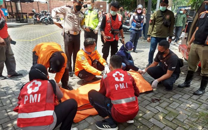 Diduga Serangan Jantung, Driver Ojol Meninggal Saat Tunggu Orderan di Depan Resto Jalan Jemursari