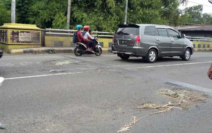 Jalan Utama Mojokerto Timur Rusak, Dua Pengendara Terjatuh dalam Tiga Hari Ini