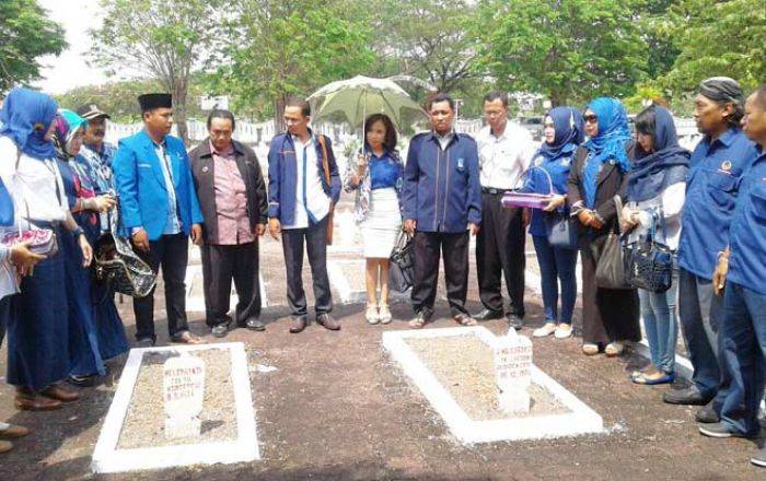 Peringati Kemerdekaan RI, NasDem Sidoarjo Nyekar ke Makam Pahlawan