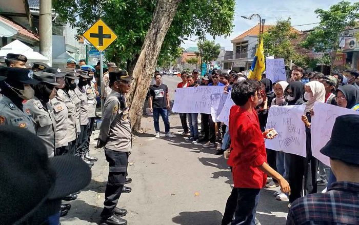 Demo Tolak PPN 12 Persen, Mahasiswa Geruduk DPRD Jombang