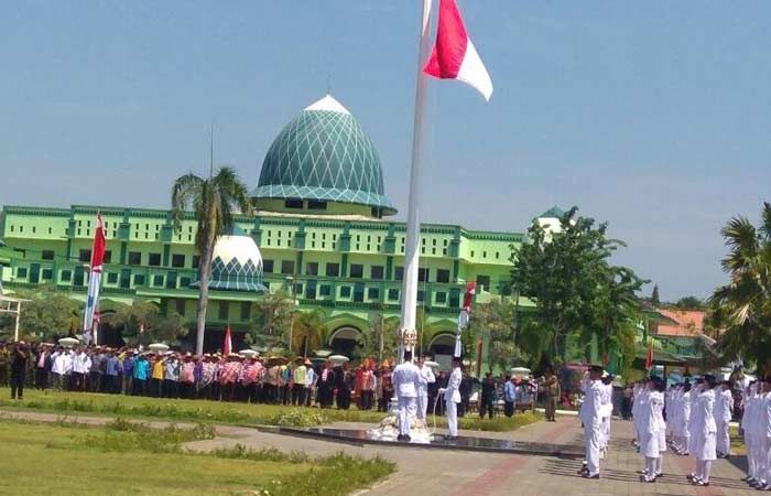 Peringatan HUT RI ke-72: Pemkab Kibarkan Bendera Raksasa, Bupati Tantri Serahkan Pemberian Remisi