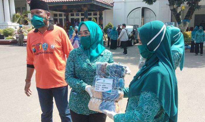 TP PKK Kabupaten Ponorogo Bagikan 100.000 Masker Gratis