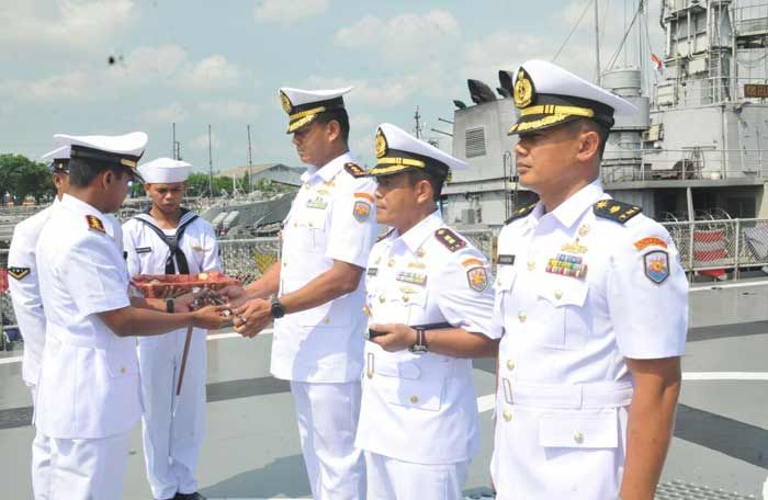 KRI Teluk Ende dan KRI Teluk Sangkuirang Berganti Komandan