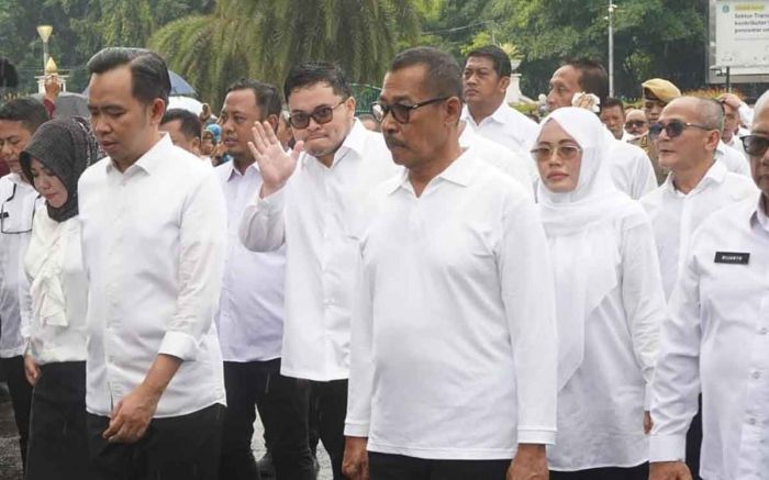 Diguyur Hujan, Bupati Kediri Terpilih Tetap Semangat Ikuti Geladi Bersih Pelantikan