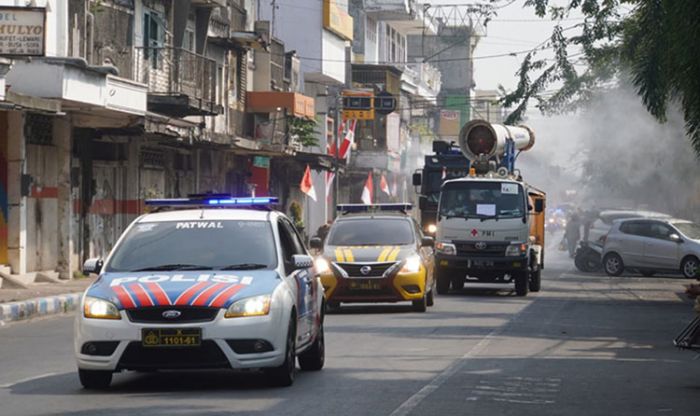 ​Pakai Mobil Gunner, Ning Ita Semprotkan Disinfektan di Kota Mojokerto