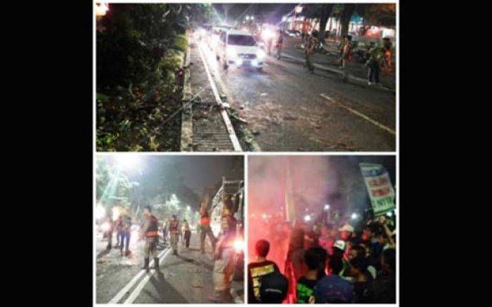 Satpol PP Surabaya Bersihkan Jalan dari Sampah Demo Bonek 