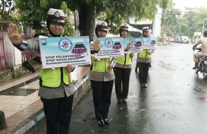 Begini Cara Polwan Polres Pamekasan Kampanyekan Safety Riding