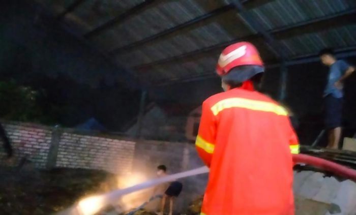 Gudang Kertas di Slempit Gresik Ludes Terbakar