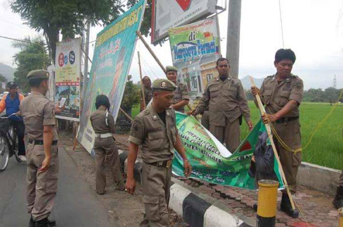 Papan Reklame Bodong di Trenggalek Ditertibkan