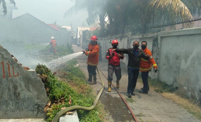 Akibat Puntung Rokok, Timbunan Sampah di Probolinggo Terbakar