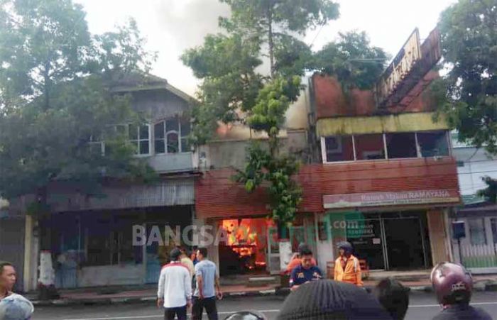 Rumah Makan Ramayana Kota Blitar Terbakar