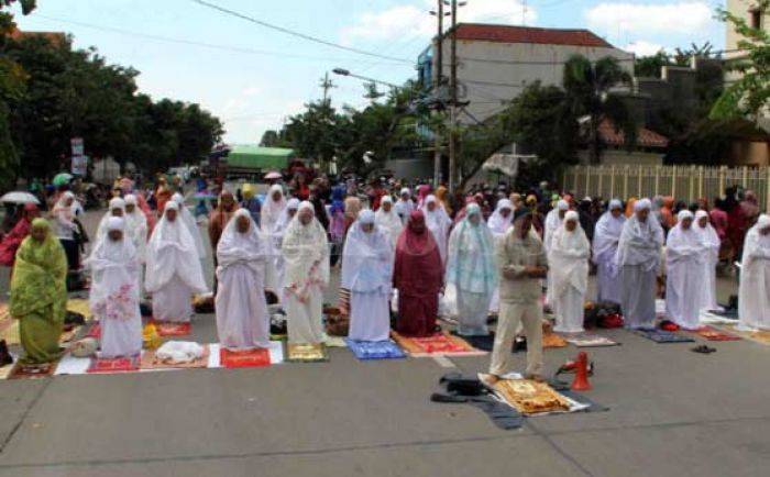 Gaji Nunggak 4 Bulan, Ratusan Buruh Nyonya Meneer Blokade Jalan