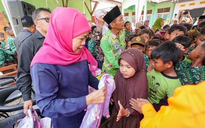 Antusias Siswa Rejoso Sambut Bantuan dari Khofifah Pascabanjir