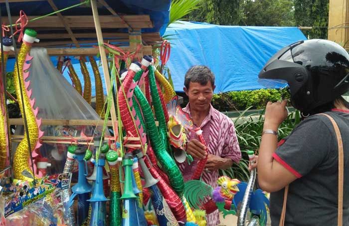 Penjual Trompet Mulai Menjamur Jelang Tahun Baru 2018, Rata-rata dari Luar Daerah Penjual Trompet Mulai Menjamur Jelang Tahun Baru 2018, Rata-rata dari Luar Daerah