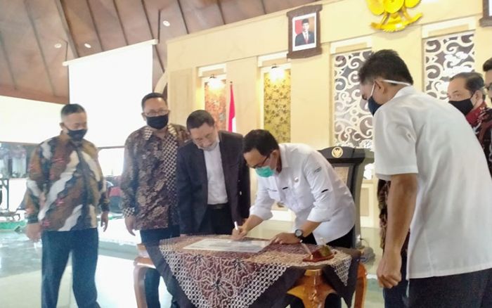 Bupati Baddrut Tamam Bersama Kepala Dinkop Jatim Resmikan 2 Koperasi Berbasis Syariah di Pamekasan