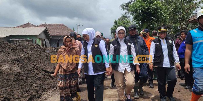Tinjau Penanganan Dampak APG Semeru, Gubernur Khofifah Sebut Status Awas Tetap Berlaku