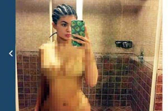 Njiplak sang Kakak Kim Kardashian, Kylie Jenner Selfie Bikini