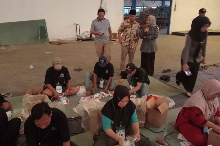 KPU dan Bawaslu Kabupaten Pasuruan Pantau Proses Pelipatan Surat Suara Pilkada 2024