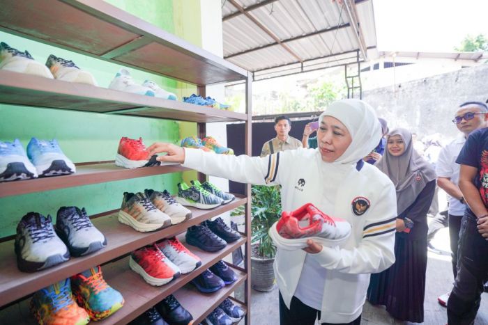 Gubernur Jatim Puji Kualitas Sepatu Olahraga Produksi UMKM Mojokerto