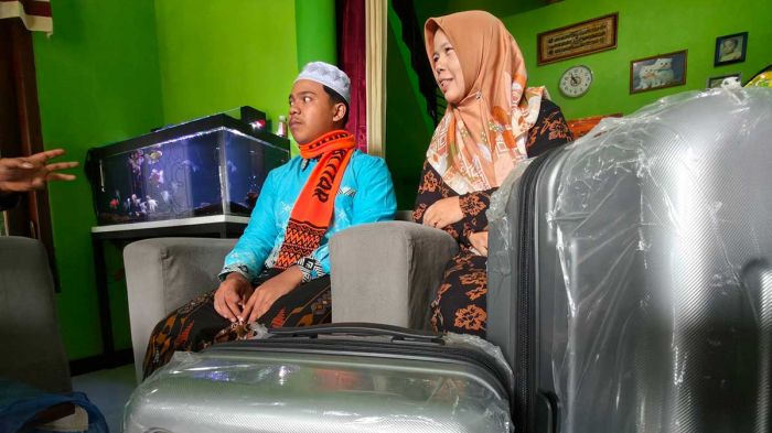 Lanjutkan Amanah Ayah, Gen Z di Blitar ini Berangkat Haji