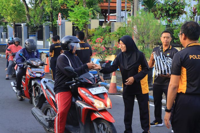 Polres Ngawi Kembali Gelar Jumat Berkah dengan Berbagi Makanan Gratis